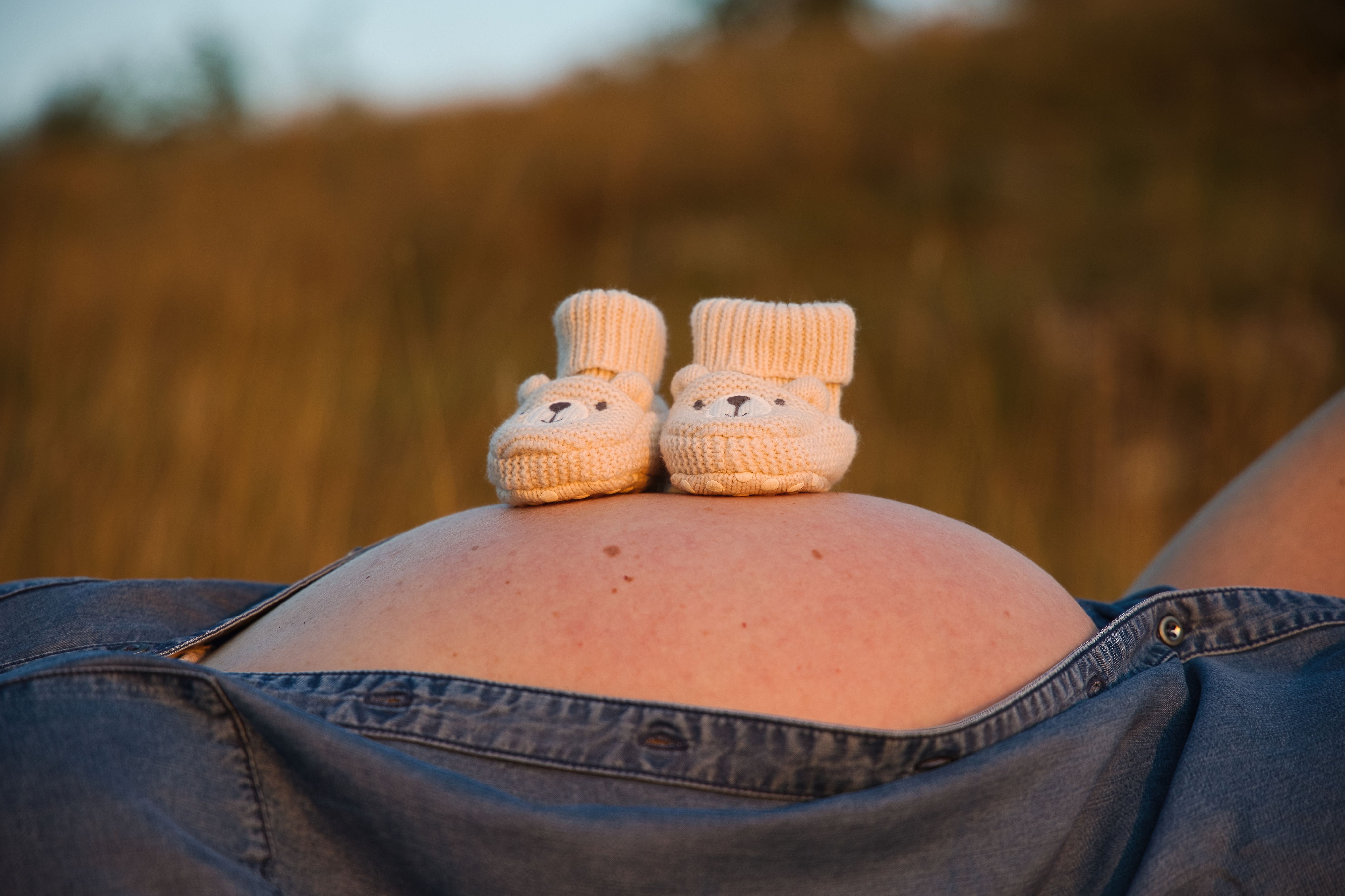 Babybauch Shooting Göppingen Outdoor bei Sonnenuntergang