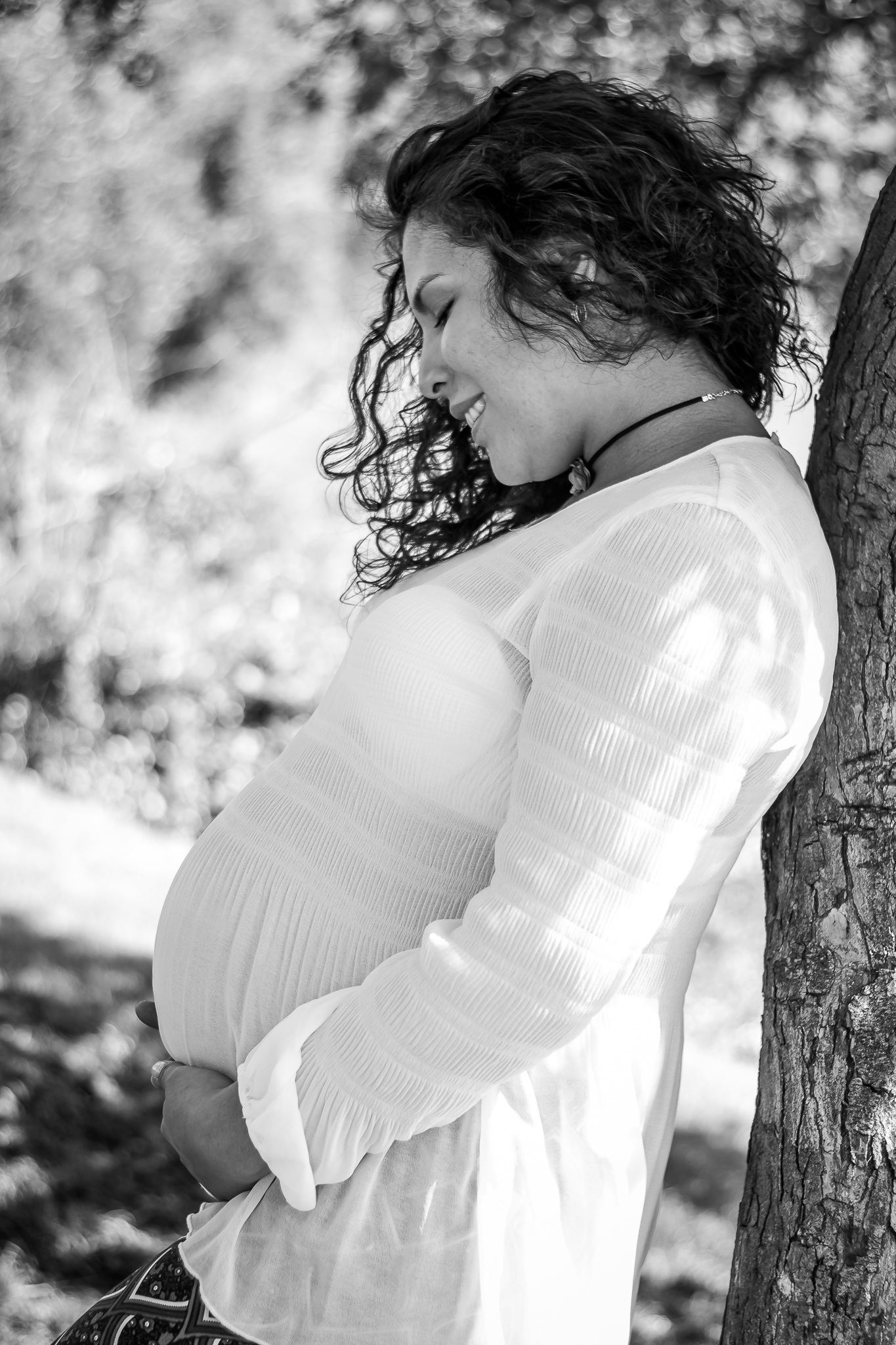 Babybauch Shooting Outdoor Göppingen Schwarzweiß
